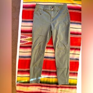Maurices back pocket zip front jeggings in army green. Sz L